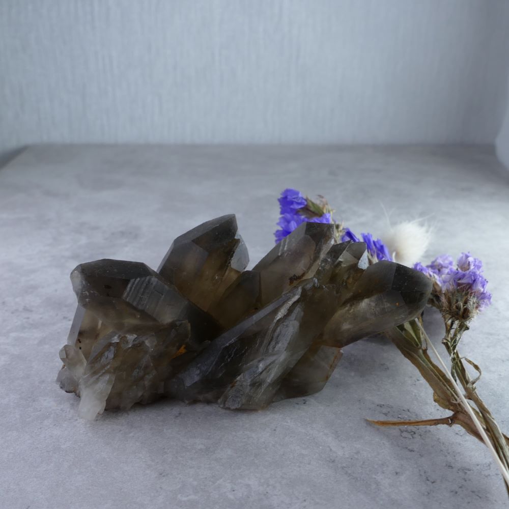 Dumi's Crystals - Smoky Quartz Cluster for Crystal Lovers (4.8cm x 7cm x 3.6cm, 125g). Unique smoky quartz display. Grounding energy & captivating beauty.
