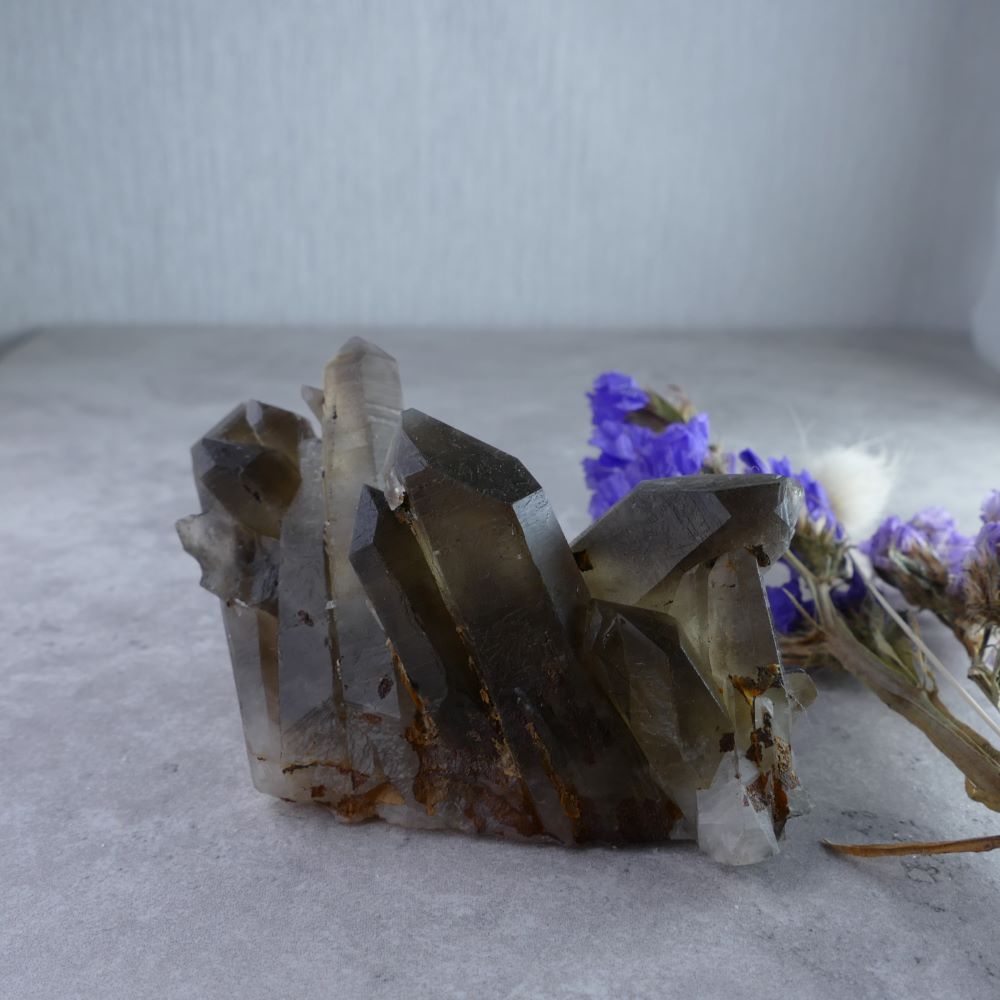Dumi's Crystals Smoky Quartz Cluster (4.8cm x 7cm x 3.6cm, 125g) - Transformation & Grounding! Smoky quartz crystals with rich hues create a captivating landscape. Ideal for meditation.