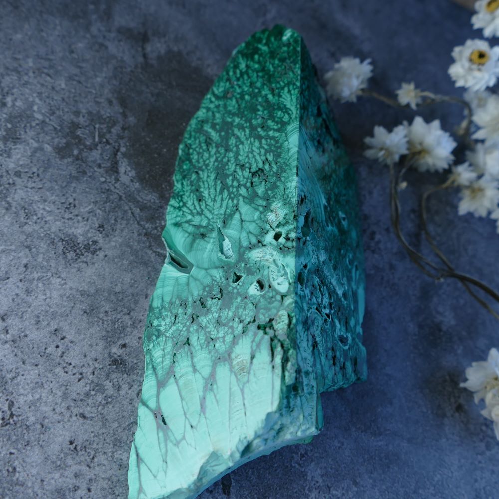Unique Malachite Art? Dumi's Crystals Prism (11cm, 3.5cm, 4.3cm, 5.5cm sides). Geometric malachite slab with unpolished edges showcases captivating green. A collector's dream!
