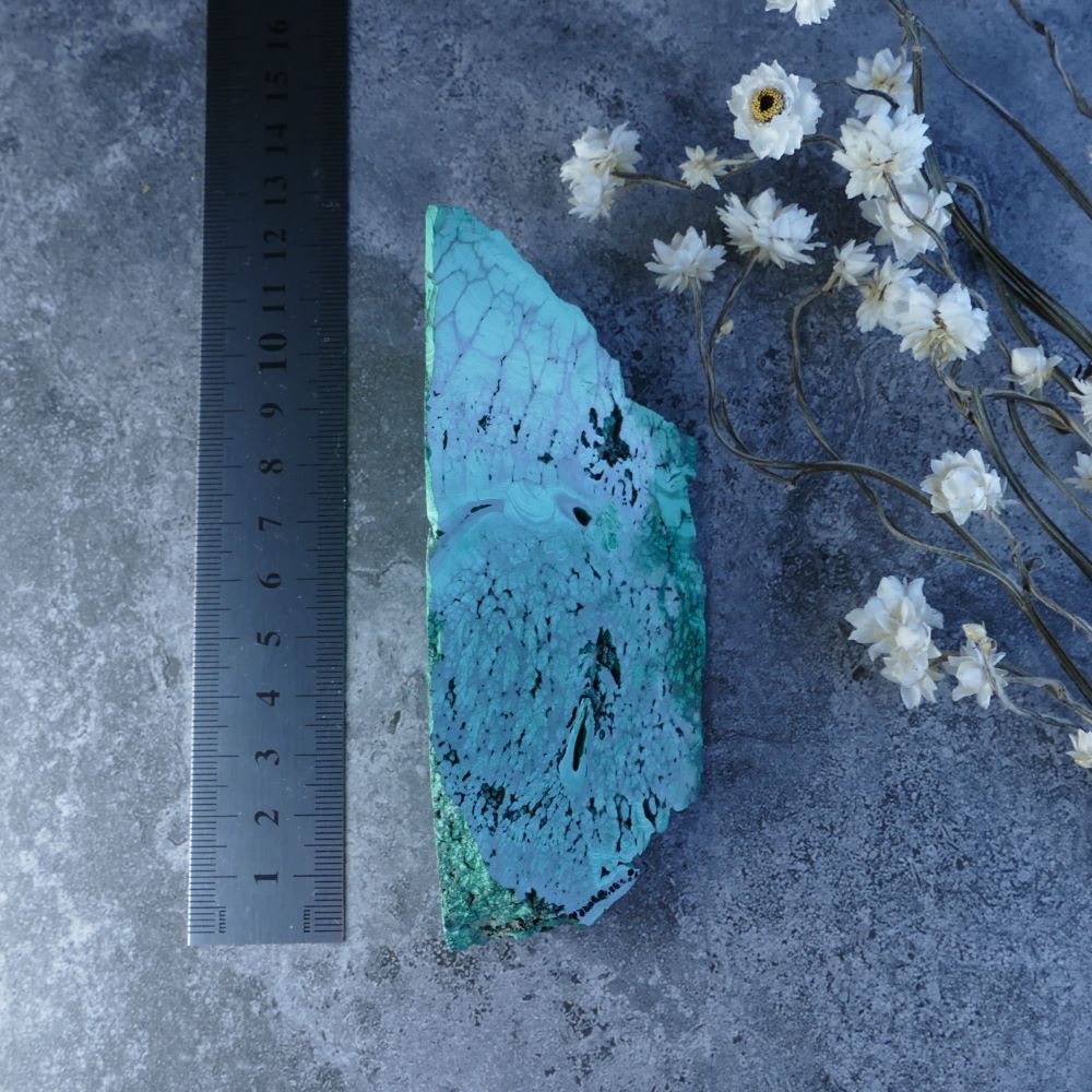 Unleash Malachite's Power in a New Form! Dumi's Crystals Triangular Prism (11cm, 3.5cm, 4.3cm, 5.5cm sides). Stunning malachite slab with captivating green hues. Ideal for emotional well-being, protection, and spiritual awakening.