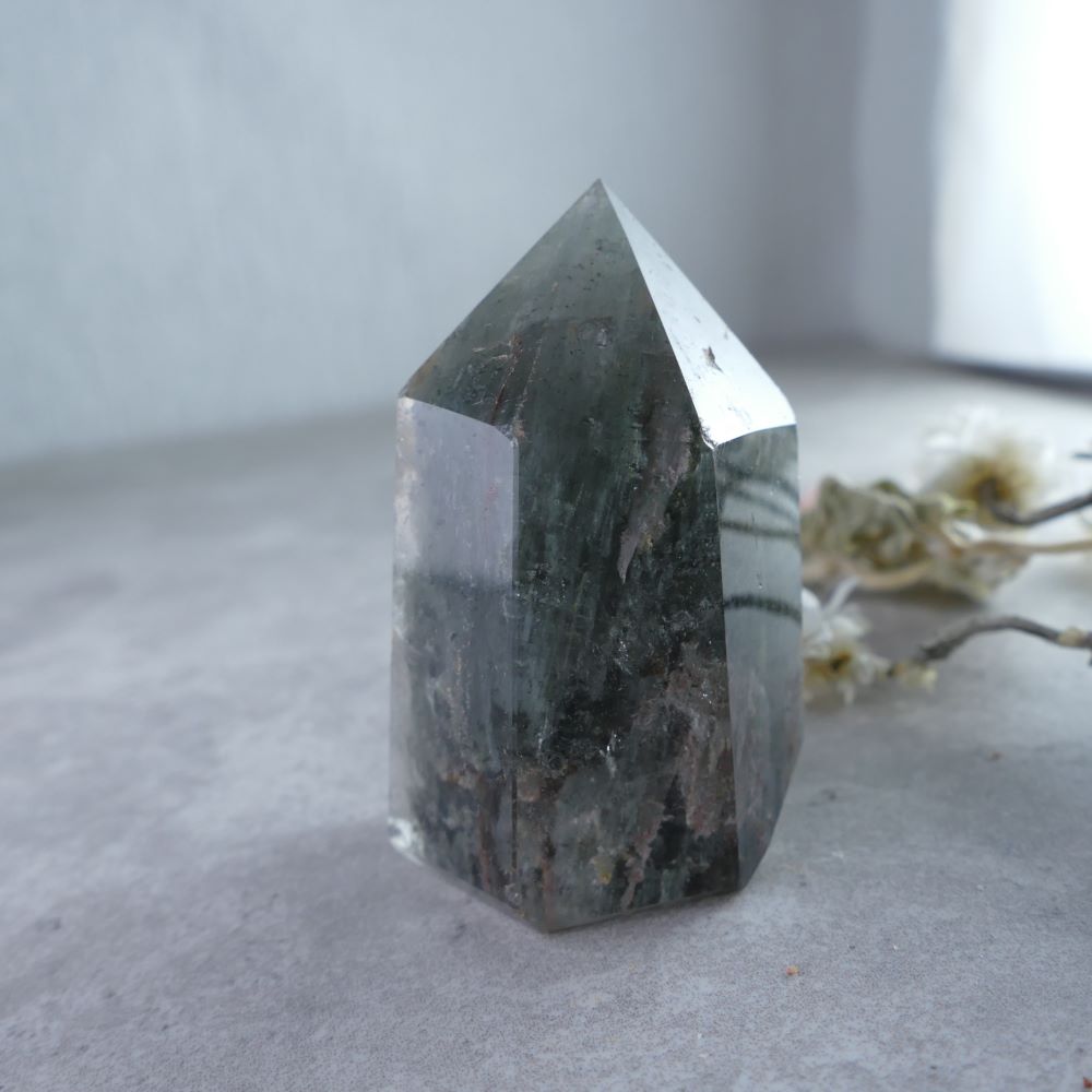 Unleash Inner Strength - Dumi's Crystals Garden Quartz Tower (4.9cm). Delicate size (2.7cm x 2.7cm) with surprising weight (59g) for powerful energy. Explore captivating inclusions.