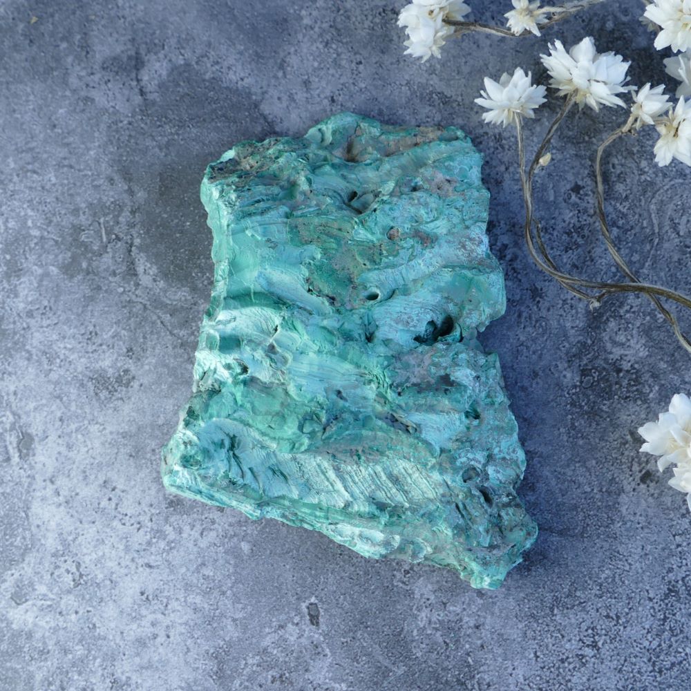 Unleash Malachite's Power in Two Forms! Dumi's Crystals Slab (8.5cm x 6cm x 1cm). Polished surface reveals vibrancy, natural side reflects rawness. Promotes healing, protection.