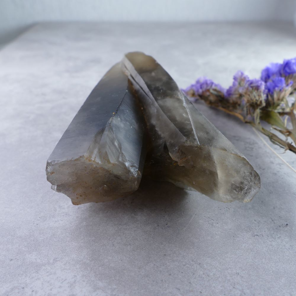 Dumi's Crystals - Sprawling Smoky Quartz Beauty (3.1cm x 10.9cm x 6cm, 216g). Captivating smoky landscape. Crystal enthusiast's dream for grounding & transformation.