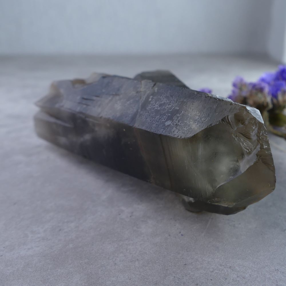 Unleash Inner Strength with Dumi's Crystals (3.1cm x 10.9cm x 6cm, 216g). Sprawling Smoky Quartz Cluster in rich hues promotes grounding & a transformative journey.