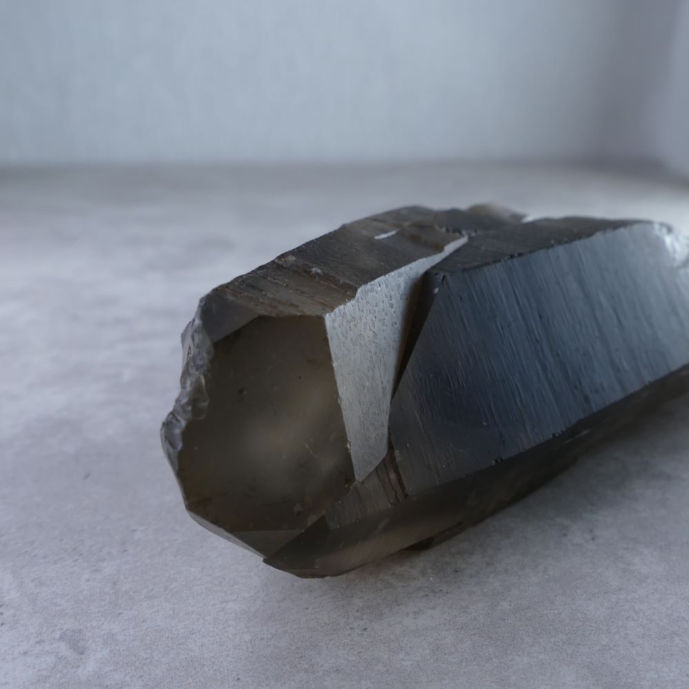 Smoky Quartz Masterpiece - Dumi's Crystals Cluster (216g). Sprawling formation (3.1cm x 10.9cm x 6cm) in rich smoky hues. A powerful tool for grounding, protection & crystal enthusiasts.