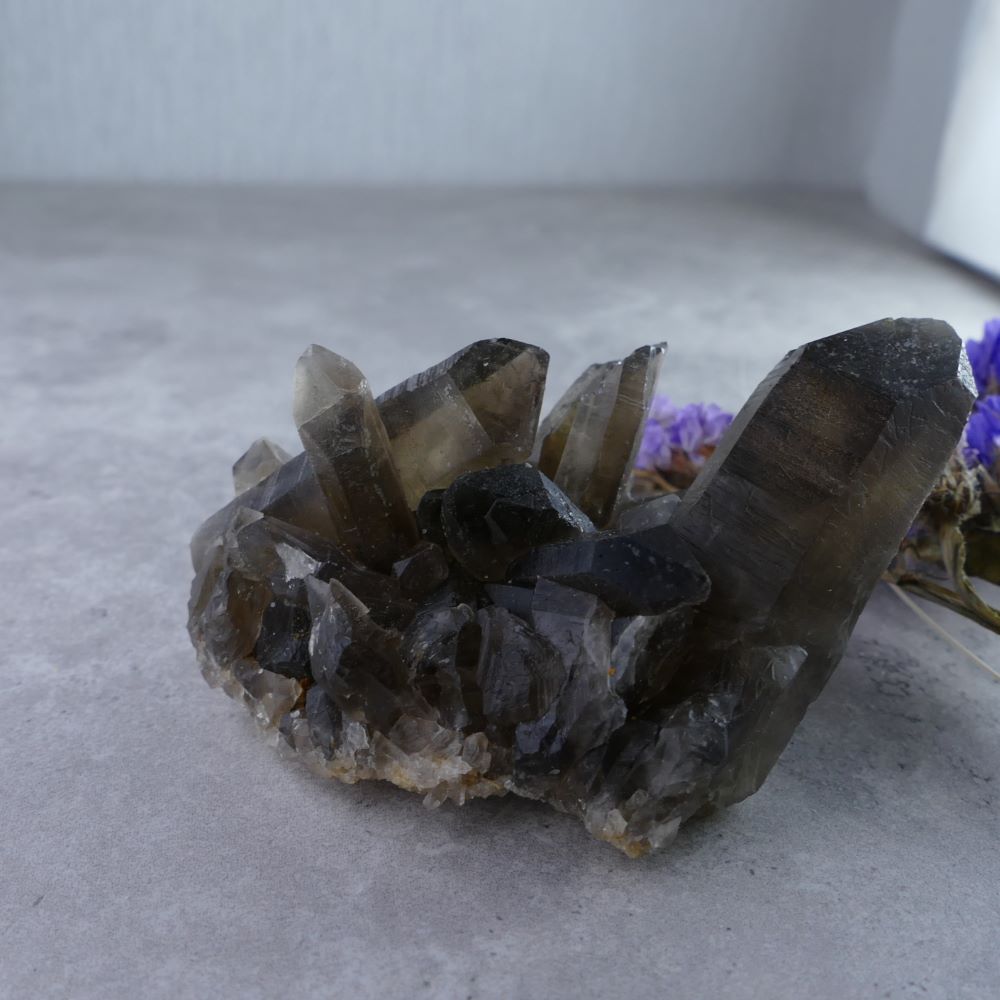 Dumi's Crystals - Balanced Smoky Quartz (4.3cm x 5.6cm x 4.5cm, 95g). Perfectly sized for meditation (95g). Rich smoky hues with calming and grounding energy.
