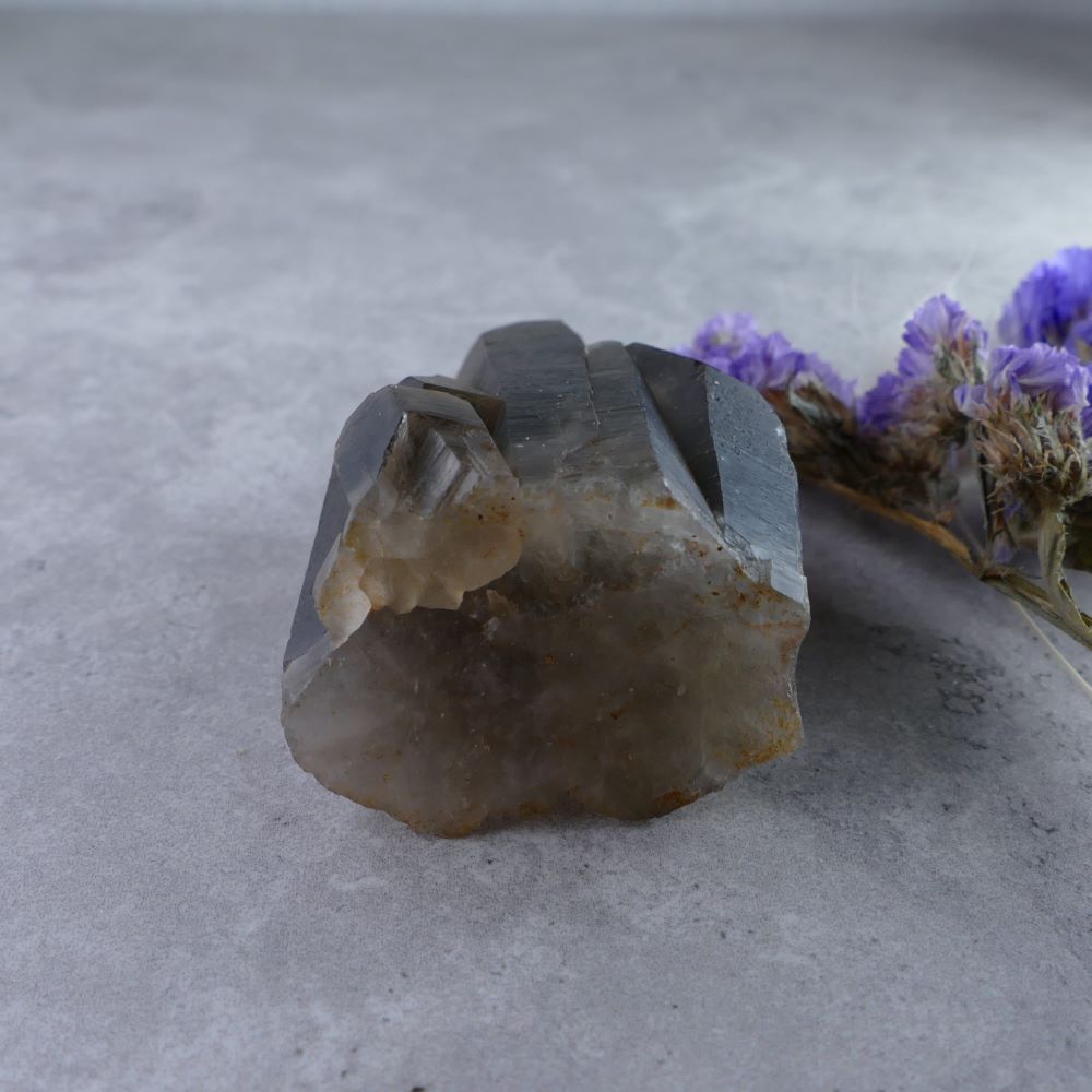 Smoky Quartz Grace - Dumi's Crystals Cluster (76g). Elegant, slender cluster (6cm) in rich hues promotes meditation & grounding.