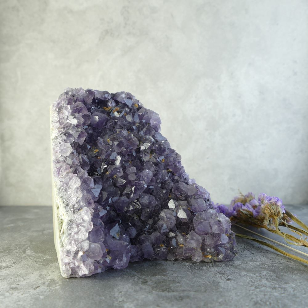 A captivating amethyst cluster. This natural wonder is roughly 8.9 cm high, 6.3 cm wide, and 8.9 cm long, weighing about 530 grams.