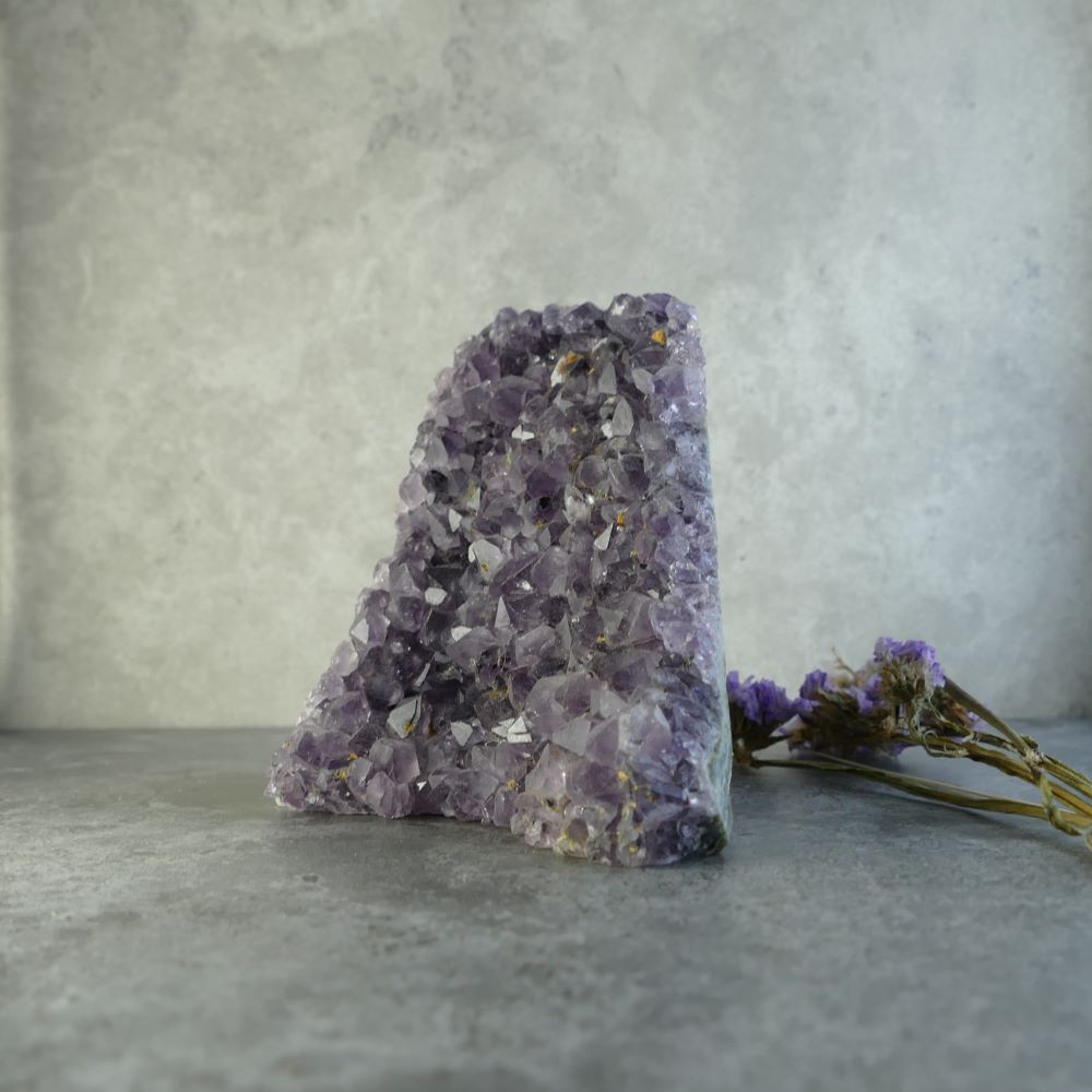 A stunning amethyst cluster. This captivating piece measures approximately 8.9 cm tall, 6.3 cm wide, and 8.9 cm long, and weighs approximately 530 grams.