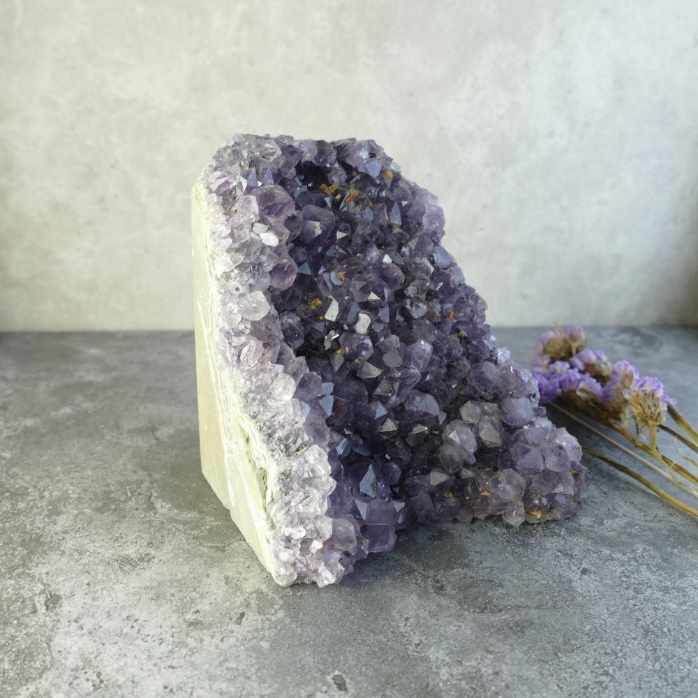 Dazzling amethyst cluster for your collection! This piece measures 8.9 cm tall by 6.3 cm wide by 8.9 cm long and weighs approximately 530 grams.