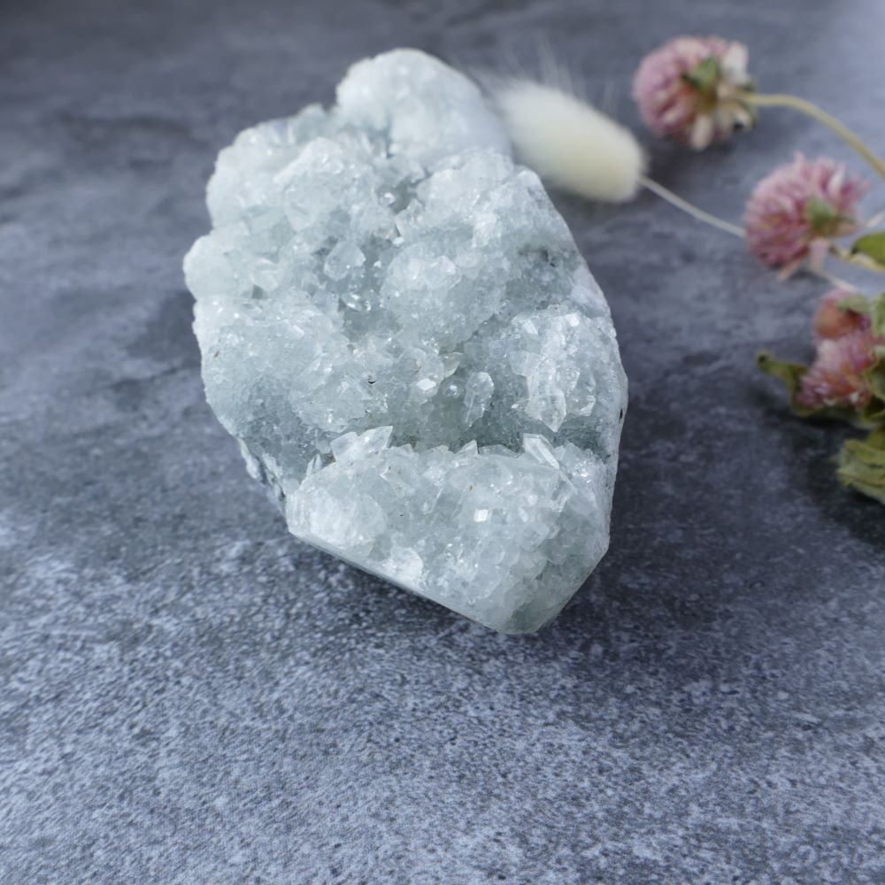 Unique Crystal Formation (Apophyllite on Chalcedony): Dumi's Crystals (215g). A captivating addition to any space (Approx 4.5cm tall).