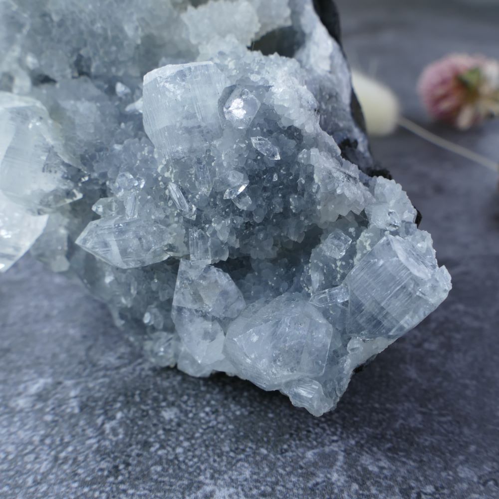 Crown Chakra Crystal (Large Apophyllite & Chalcedony): Dumi's Crystals (350g). Promotes intuition & spiritual connection (Approx 6.5cm tall).