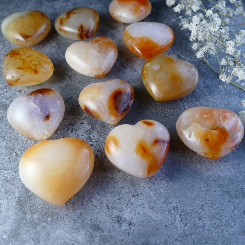 Embrace Carnelian's Energy Boost! Dumi's Crystals Puffy Hearts (3.5-4cm, 20-30g) boast a rich history and invigorating properties. Ideal for motivation, creativity, and emotional balance.