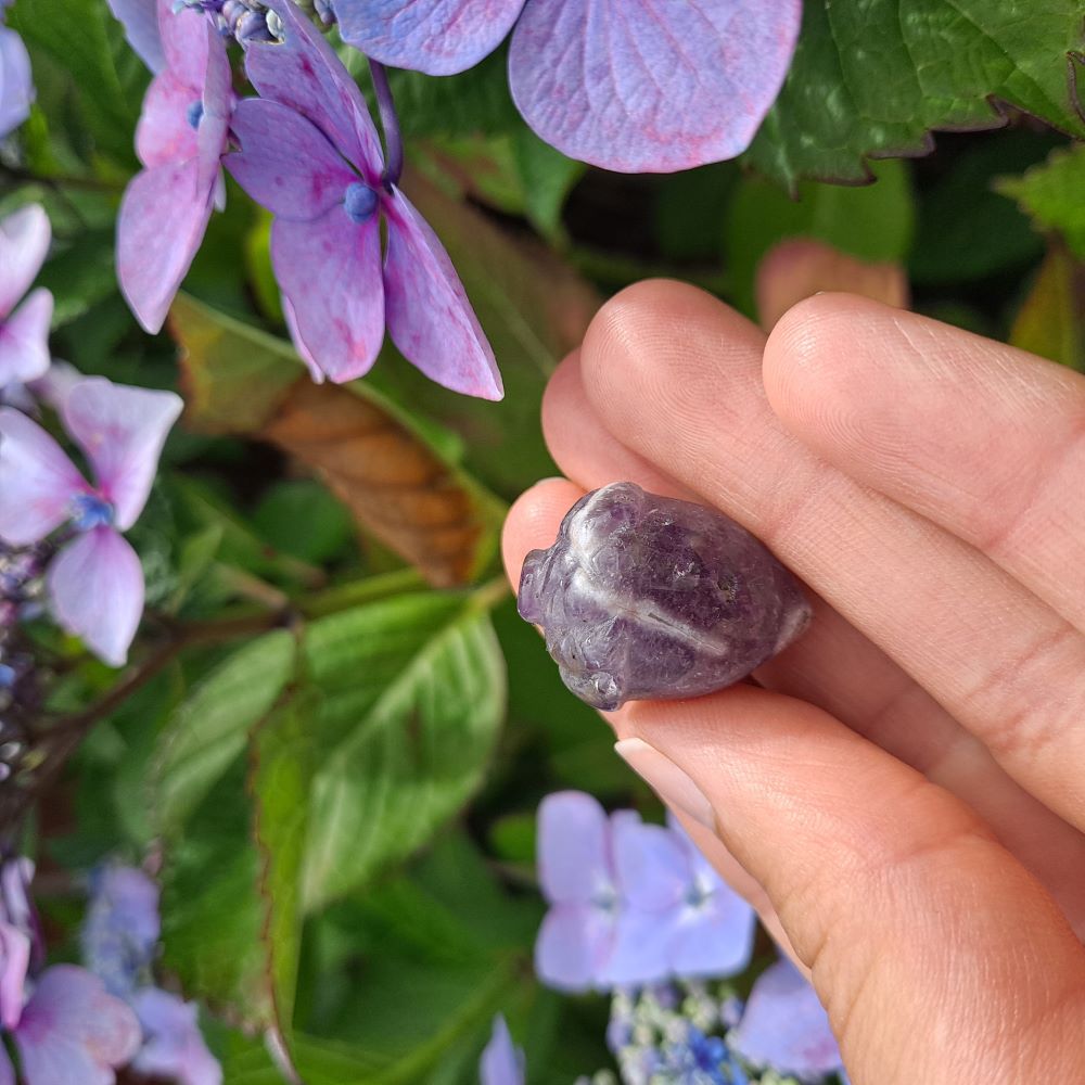 Dumi's Crystals Chevron Amethyst Acorn Carving (26x20mm): Balancing energy & captivating beauty. Promotes peace, focus & intuition. A symbol of new beginnings. 