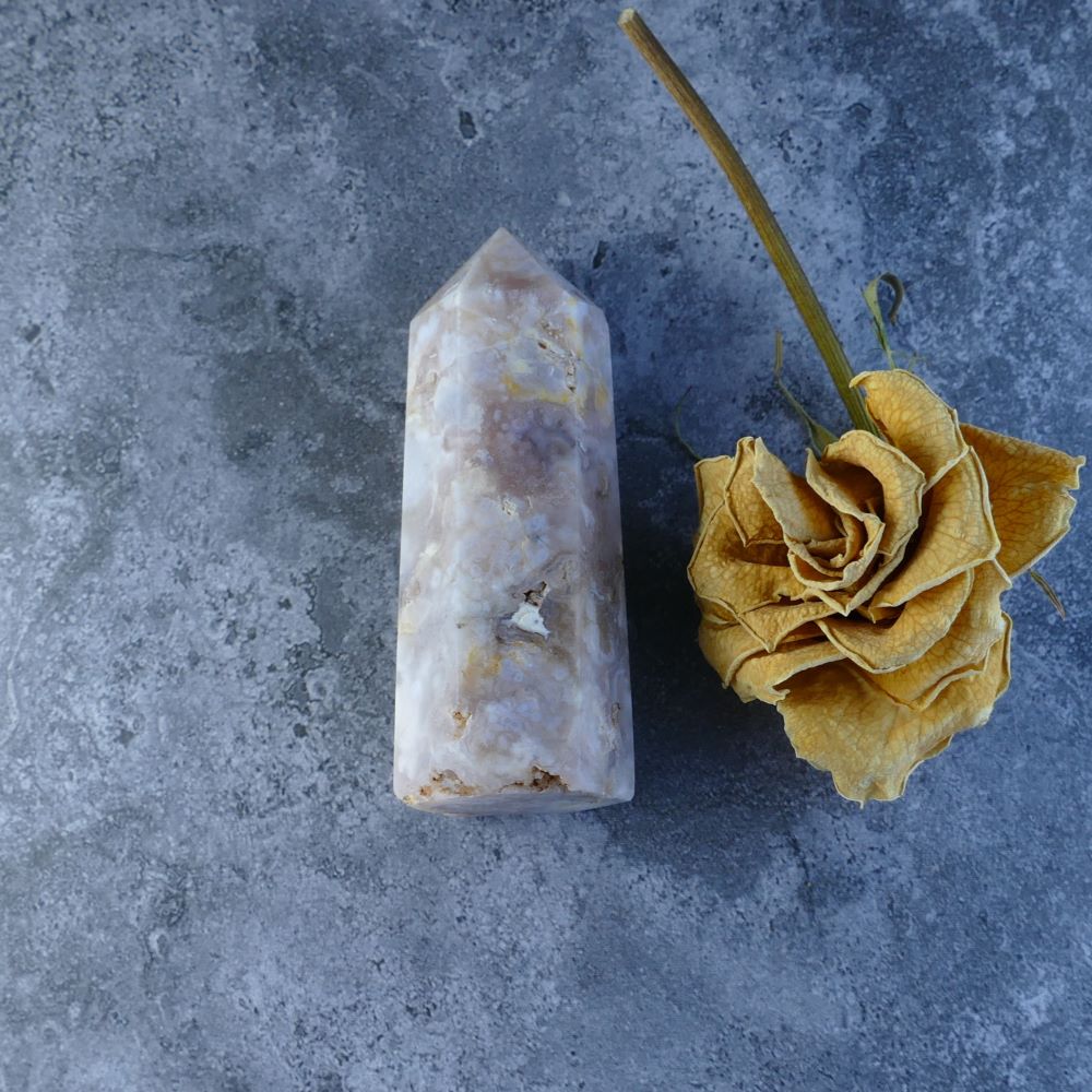 Dumi's Crystals - Unique flower agate. This mesmerizing gemstone, measuring 7.6 cm tall by 2.6 cm wide and weighing 83 grams, displays a mesmerizing world of blooming colours and textures within.