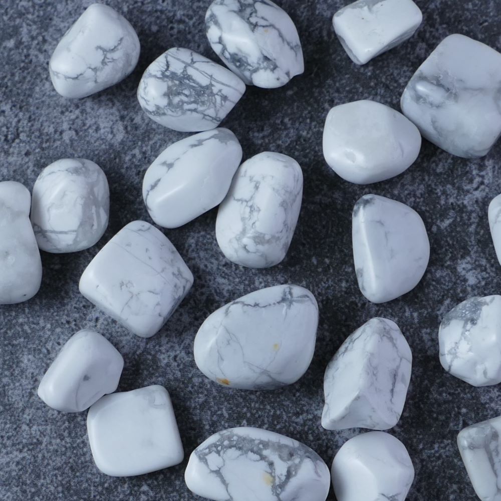 Dumi's Crystals | Howlite Chips (20g) | A collection of genuine Howlite chips, known for their calming white hues. Howlite is a powerful stone believed to promote inner peace, emotional balance, and mental clarity.