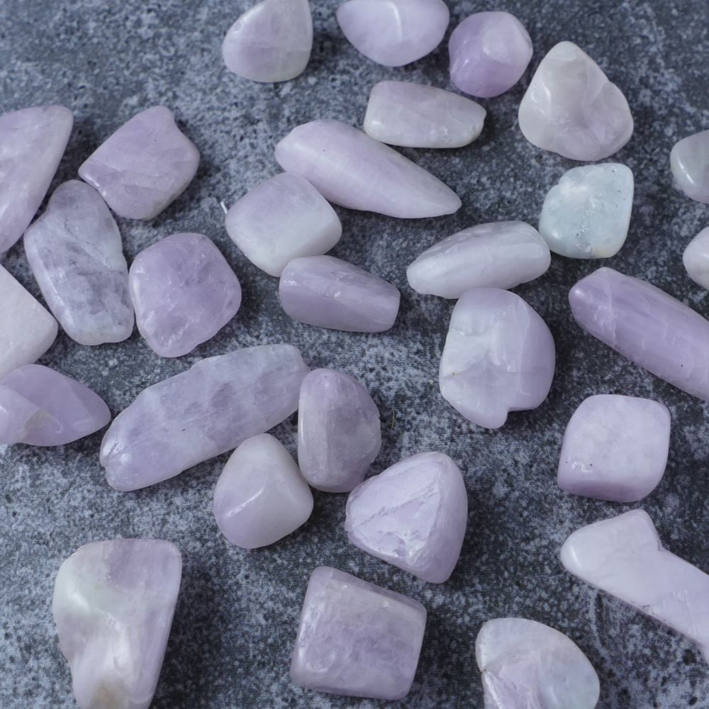 Delicate pink Kunzite chips for love & self-compassion (1-2.5cm) | Dumi's Crystals | Enhance your emotional well-being and self-love with these genuine Kunzite chips. Ranging from 1 to 2.5 centimeters, these chips promote emotional balance, inner peace, and a sense of acceptance.