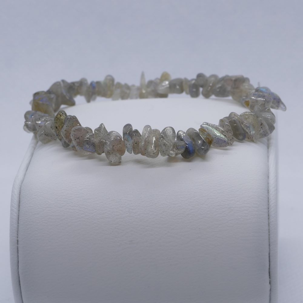 Dumi's Crystals | Labradorite Stretch Bracelet (Chip Beads) | Close-up of a handcrafted bracelet featuring genuine Labradorite chips. The mesmerizing play of colour (labradorescence) with flashes of blue, green, and gold is believed to ignite creativity, enhance intuition, and promote inner balance.