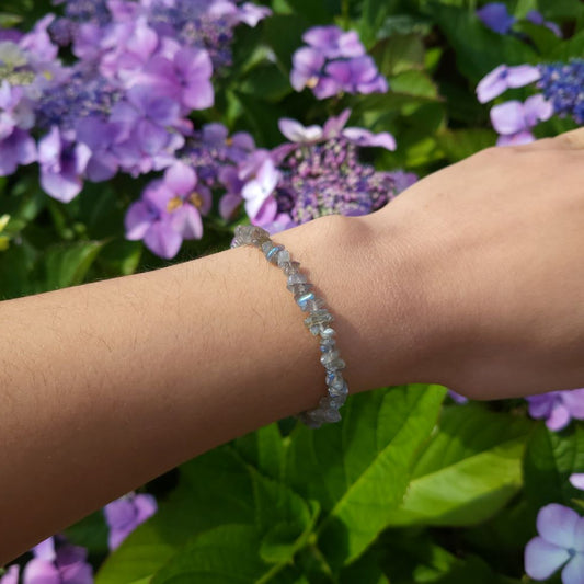 Dumi's Crystals | Labradorite Stretch Bracelet (Chip Beads) | Showcasing the captivating beauty of Labradorite on a wrist. This bracelet features a mesmerizing play of color (labradorescence) with vibrant blues, greens, and golds. Labradorite is known for its transformative energy, protection, and awakening inner wisdom.