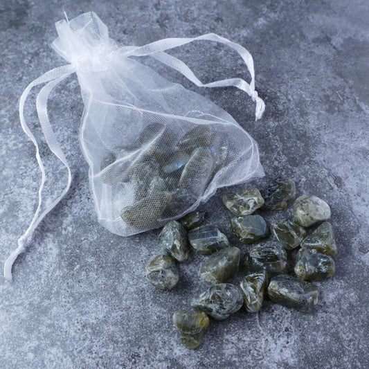 Dumi's Crystals | Labradorite Chips Pouch (20g) | A luxurious organza pouch overflowing with Labradorite chips, showcasing their captivating play of iridescent blues and greens. Labradorite is known as a stone of transformation and intuition, fostering spiritual awakening and psychic exploration.