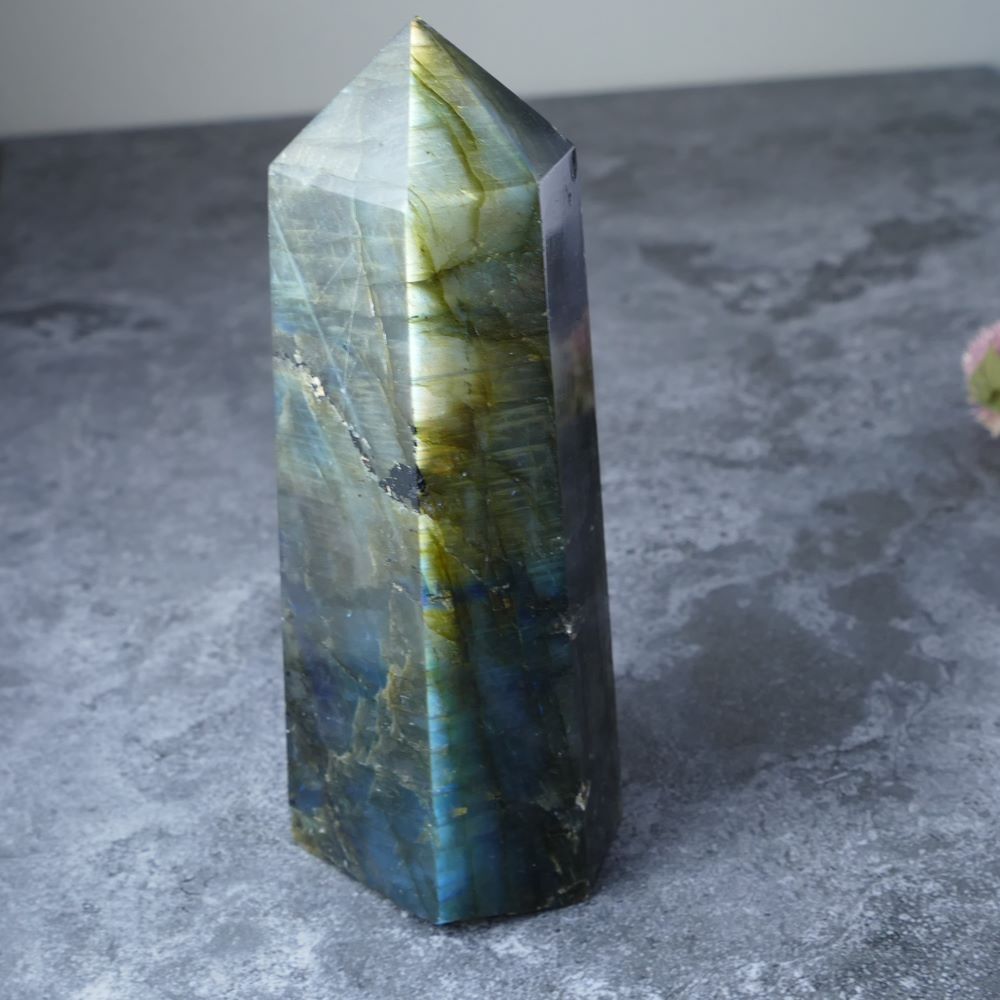 Iridescent Beauty (Labradorite Tower): Duni's Crystals (11.5cm). A captivating addition to any space (Approx 4.5cm wide). Enhances creativity.