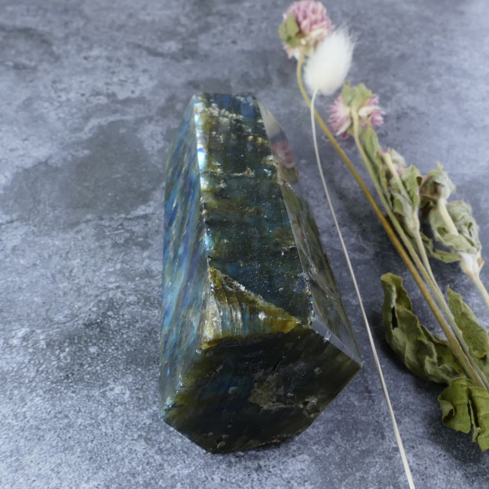 Empowerment & Guidance (Labradorite): Dumi's Crystals Tower (12cm). Enhances intuition & spiritual growth (3.5cm wide).