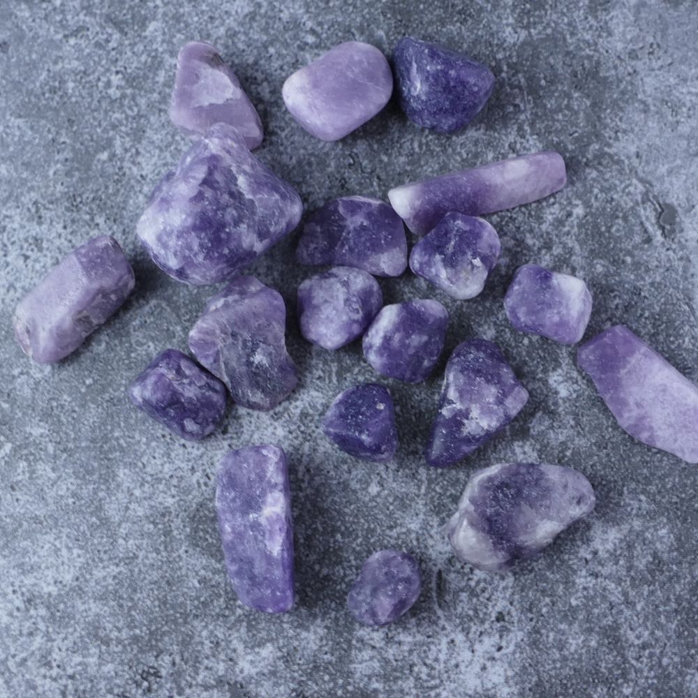 Lilac Lepidolite chips for peace & well-being (1-2.5cm) | Dumi's Crystals | Enhance your emotional well-being and inner peace with these genuine Lepidolite chips. Ranging from 1 to 2.5 centimeters, these chips promote relaxation, stress relief, and a sense of emotional balance.