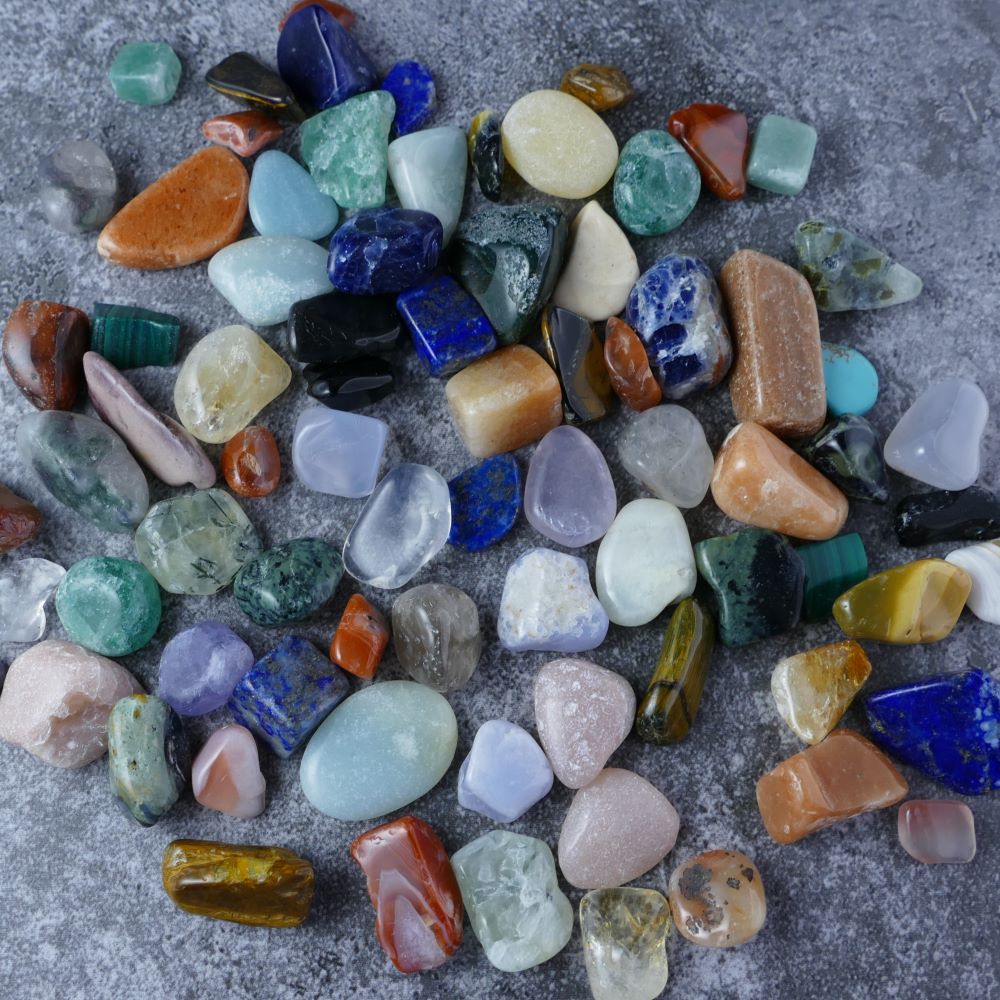 Dumi's Crystals mixed crystal chips for healing and positivity. These beautiful chips, ranging from 1 to 2.5 cm, promote well-being and spiritual growth.