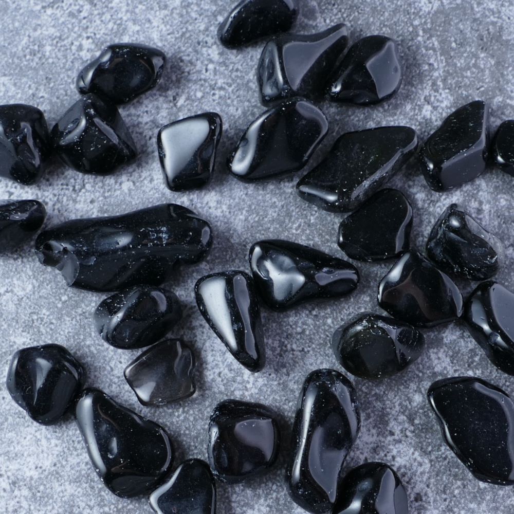 Dumi's Crystals | Black Obsidian Chips (20g) | A collection of genuine Black Obsidian chips, known for their deep black luster. Black Obsidian is a powerful stone revered for its properties of protection, grounding, and spiritual strength.