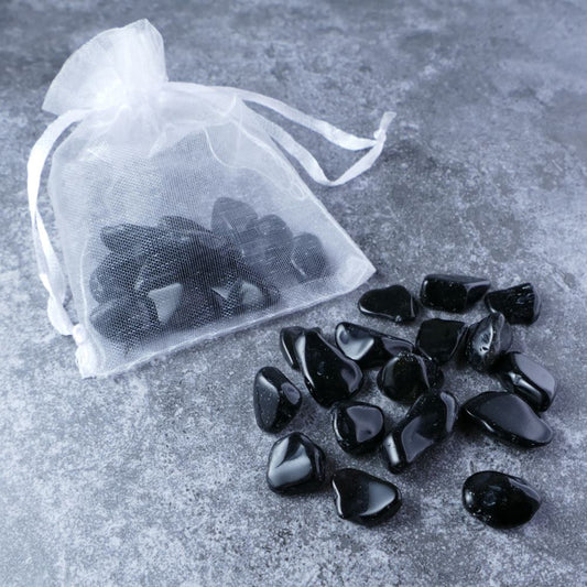 Dumi's Crystals | Black Obsidian Chips Pouch (20g) | A luxurious organza pouch overflowing with Black Obsidian chips, showcasing their deep black luster. Black Obsidian is known as a protective and grounding stone, promoting spiritual strength and a sense of security.