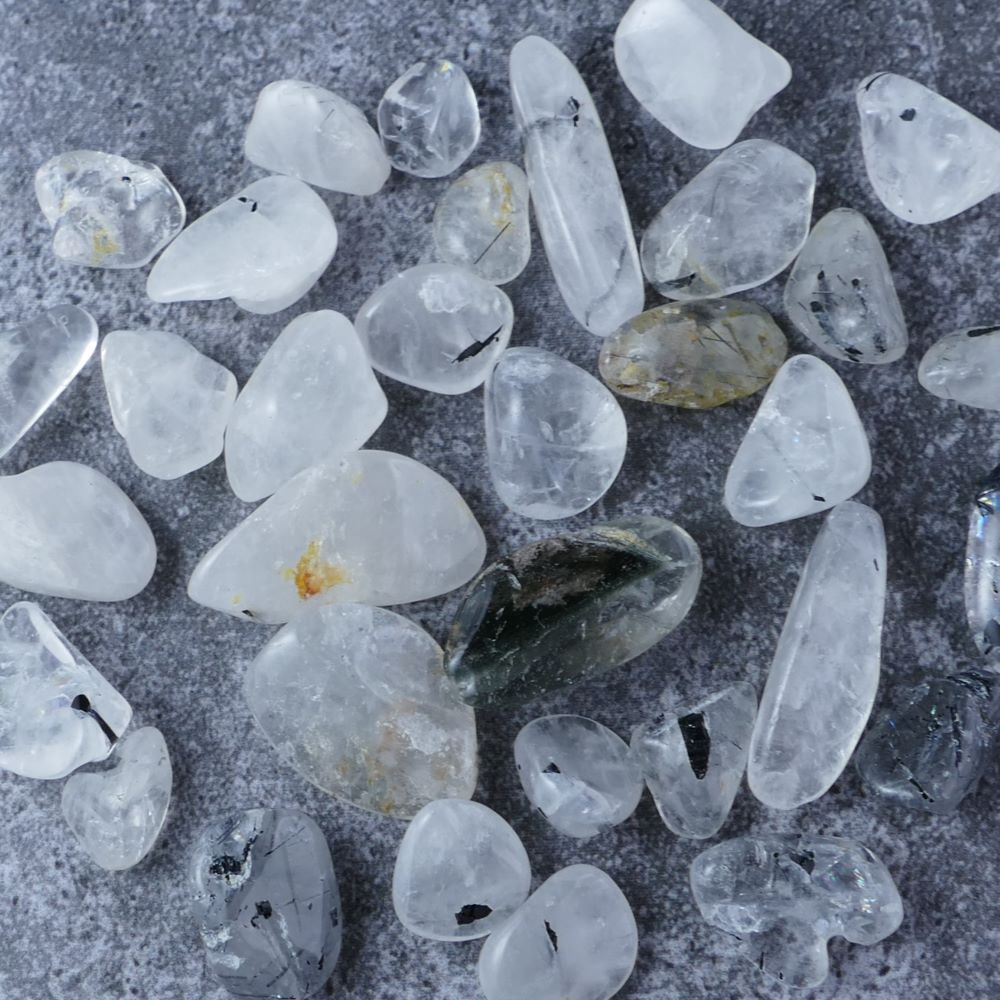 Rutilated quartz chips with golden inclusions for healing (1-2.5cm) | Dumi's Crystals | Enhance your crystal healing practice with these genuine Rutilated Quartz chips. Ranging from 1 to 2.5 centimeters, these chips promote mental clarity, emotional balance, and spiritual connection.