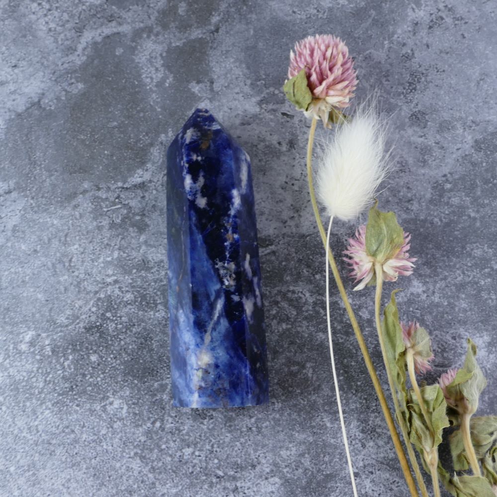 Elevate your space with Dumi's Crystals Sodalite Tower. This natural stone fosters truth, self-expression, and inner harmony.