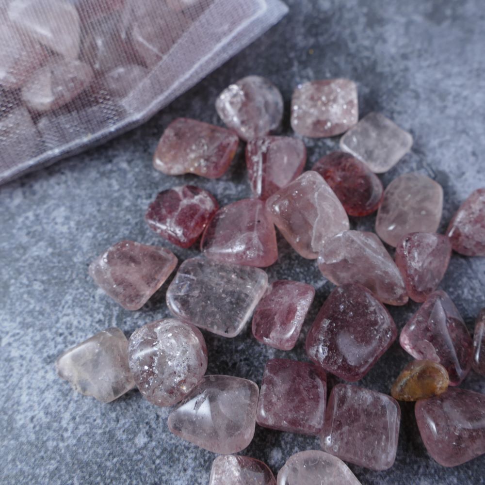 Dumi's Crystals | Strawberry Quartz Chips (1-1.5cm) | Close-up of a collection of genuine Strawberry Quartz chips, highlighting their delicate pink color and variations in texture. Strawberry Quartz is revered for its ability to foster love, harmony, and self-acceptance.