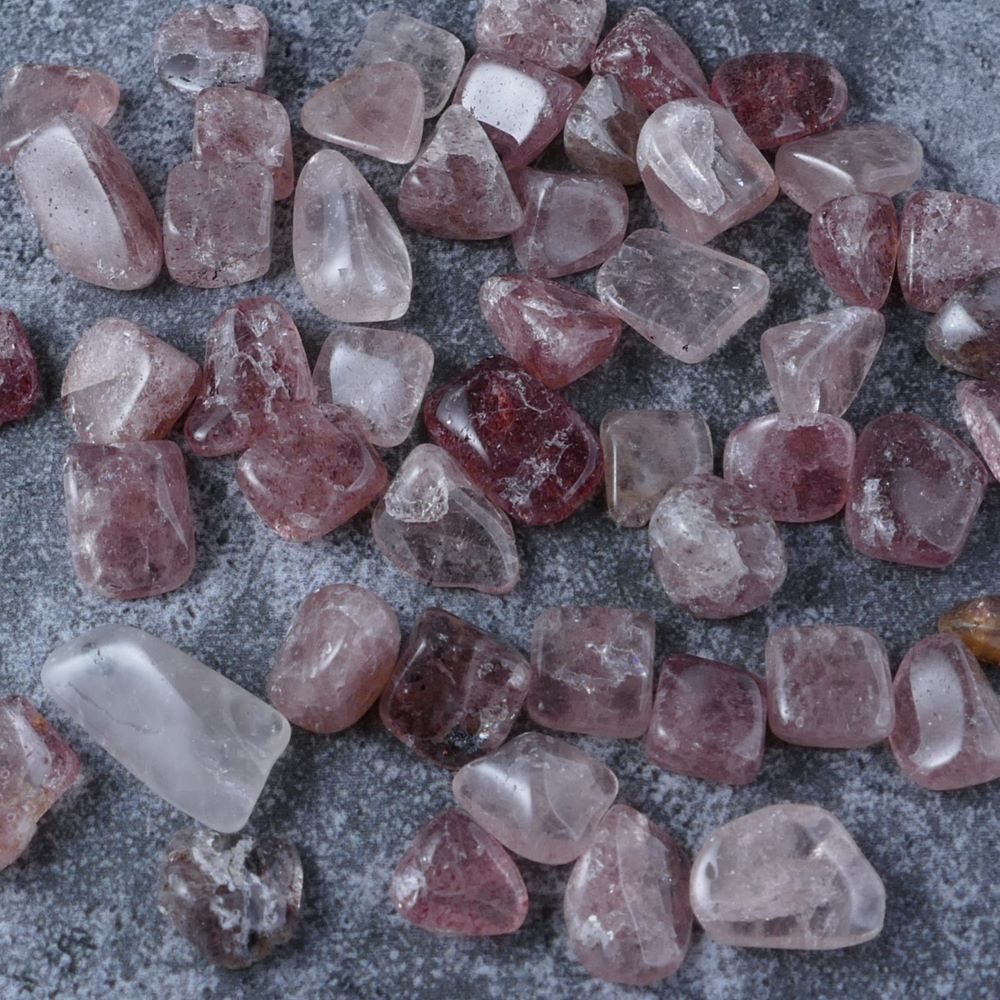 Delicate pink Strawberry Quartz chips for love & self-acceptance (1-1.5cm) | Dumi's Crystals | Enhance your emotional well-being, cultivate compassion for yourself and others, and embrace self-love with these genuine Strawberry Quartz chips. Ranging from 1 to 1.5 centimeters, these chips promote emotional balance and a sense of inner peace.