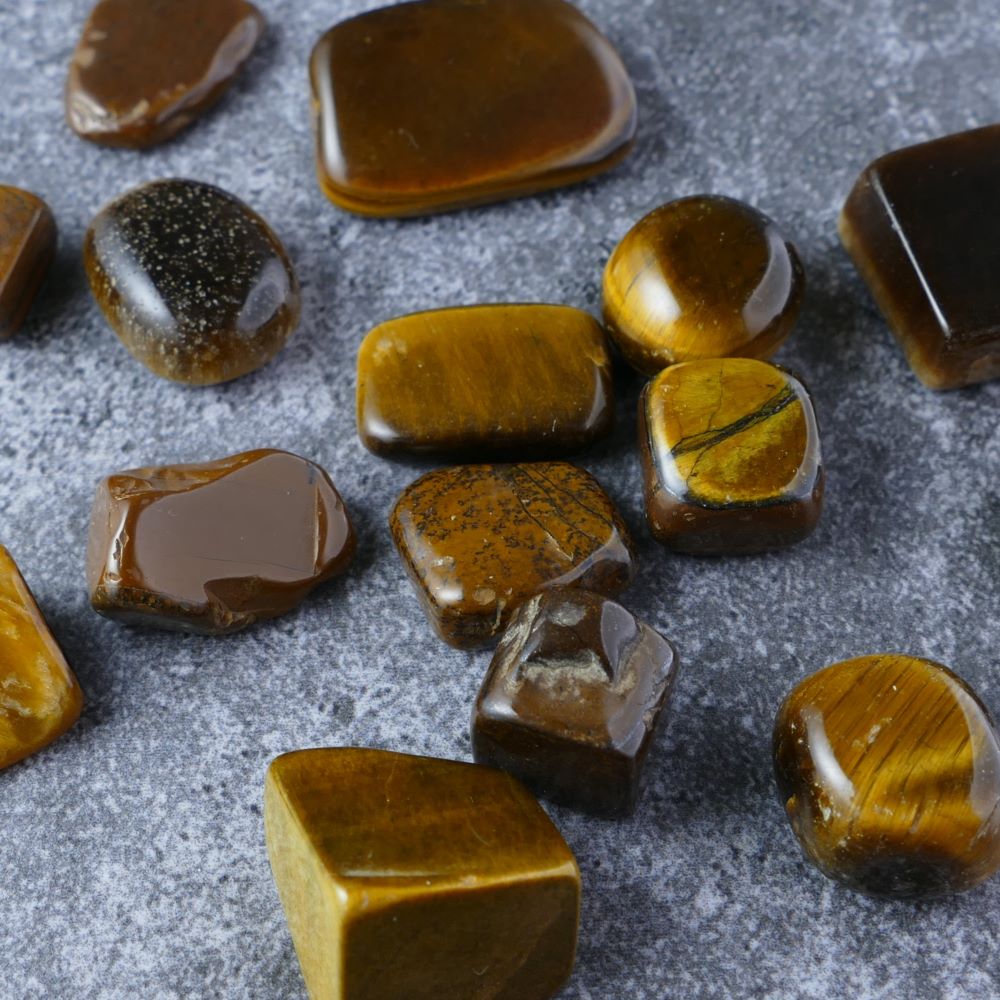 Golden Tiger's Eye chips for confidence & protection (1-2.5cm) | Dumi's Crystals | Enhance your self-belief, courage, and sense of security with these genuine Tiger's Eye chips. Ranging from 1 to 2.5 centimeters, these chips promote determination, a positive mindset, and a protective shield against negativity.