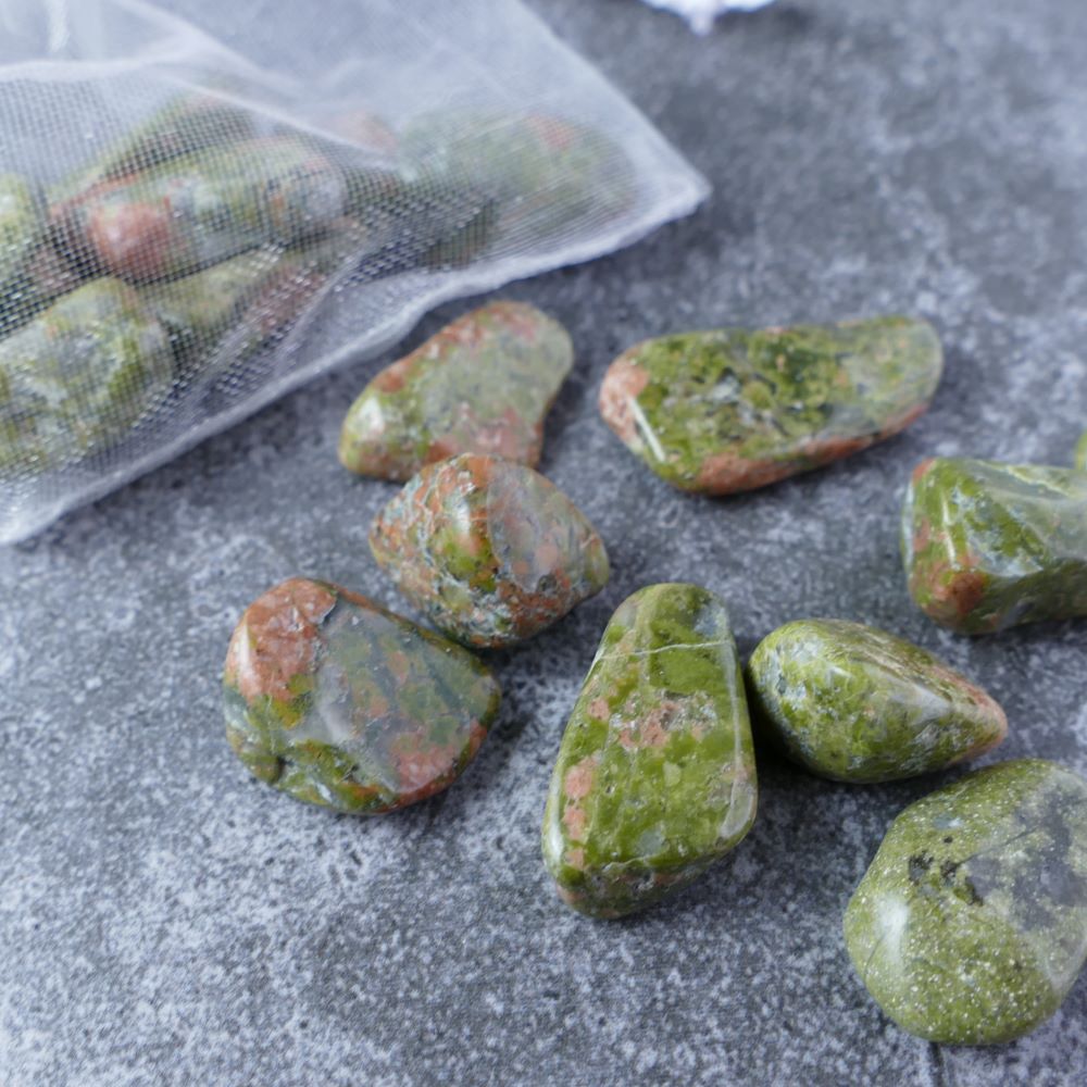 Dumi's Crystals | Unakite Chips (1-2.5cm) | Close-up of a collection of genuine Unakite chips, highlighting their variations in green and pink colors and textures. Unakite is revered for its ability to promote emotional balance, healing, and growth.