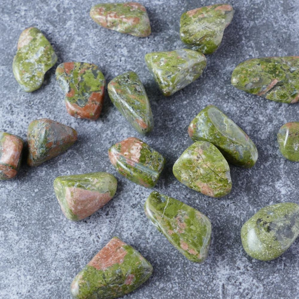 Earthy green & pink Unakite chips (1-2.5cm) | Dumi's Crystals | Enhance your emotional well-being, encourage healing, and connect with your inner strength with these genuine Unakite chips. Ranging from 1 to 2.5 centimeters, these chips promote self-compassion, a sense of peace, and a connection to the natural world.