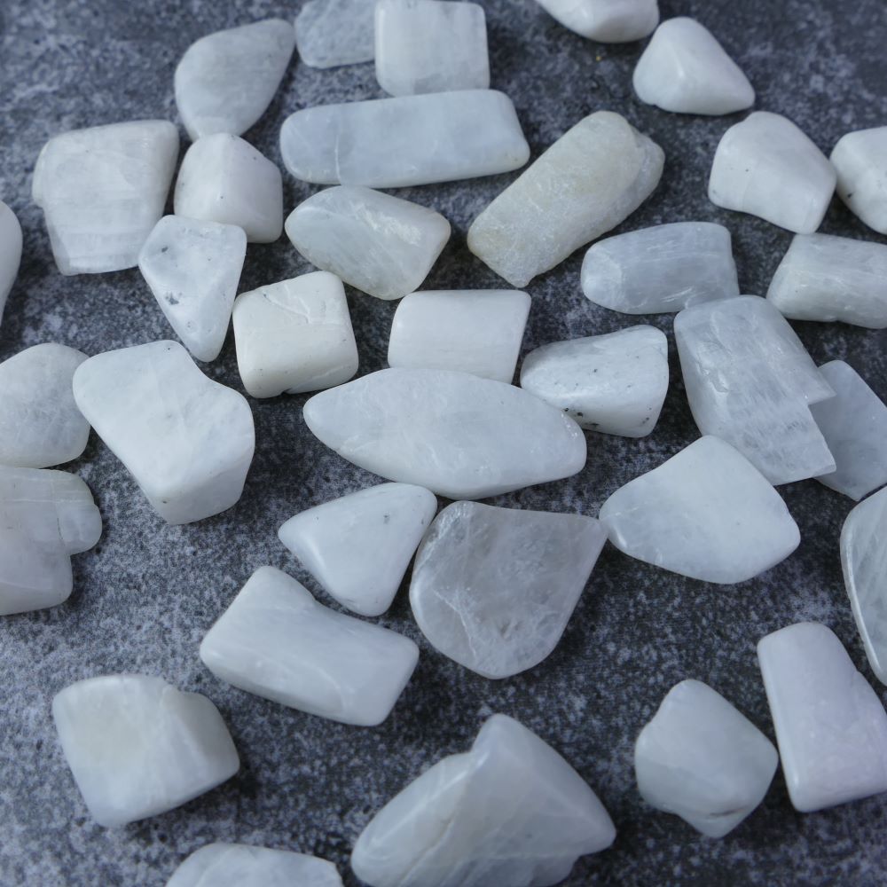 Luminous White Moonstone chips for clarity & peace (1-2.5cm) | Dumi's Crystals | Enhance your intuition, emotional well-being, and embark on a journey of self-discovery with these genuine White Moonstone chips. Ranging from 1 to 2.5 centimeters, these chips promote inner peace, spiritual connection, and a clearer understanding of your path.