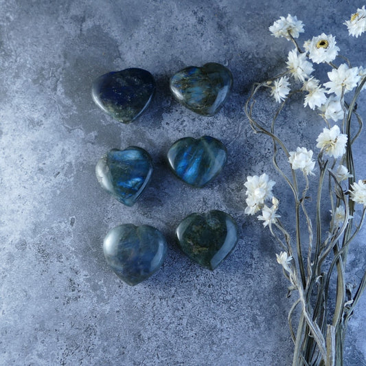 Dumi's Crystals Labradorite Hearts (2.5-3.5cm, 10-20g) - Transformation & Protection. Polished Labradorite with captivating labradorescence. Perfect for carrying or crystal healing.