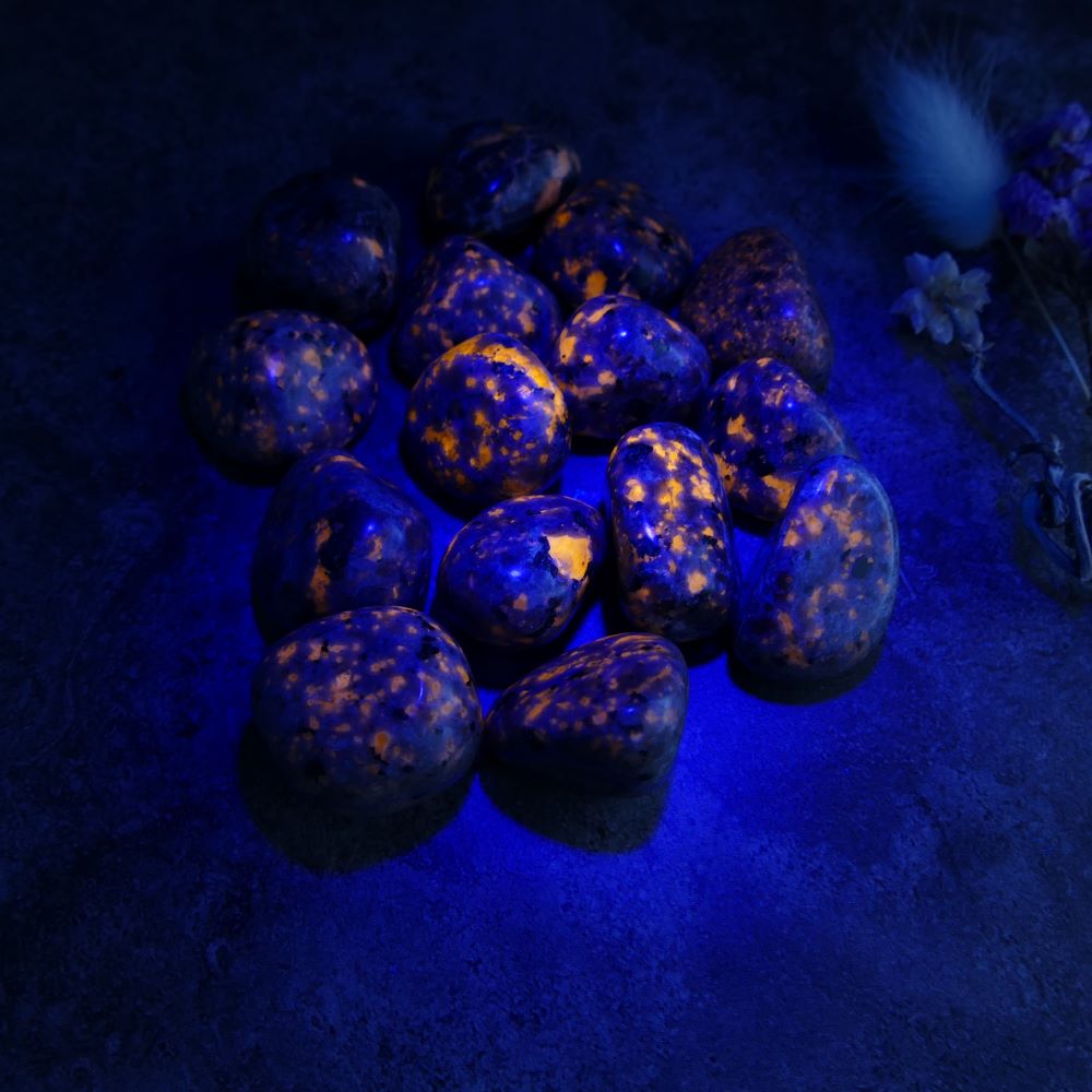 Dumi's Crystals - Yooperlite Tumbled Stones - Unearth magic! These captivating stones (2-2.5cm, 10-20g) glow under UV light and come in various shades. Perfect for meditation, crystal grids, or carrying.