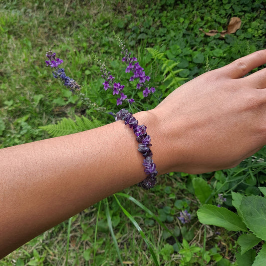 Dumi's Crystals Amethyst Chip Bracelet 7inch: Tranquillity & focus on your wrist. Genuine gemstones for stress relief and spiritual awakening. 