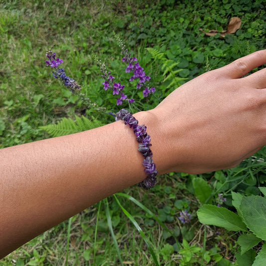 Dumi's Crystals Amethyst Chip Bracelet 7inch: Tranquillity & focus on your wrist. Genuine gemstones for stress relief and spiritual awakening.