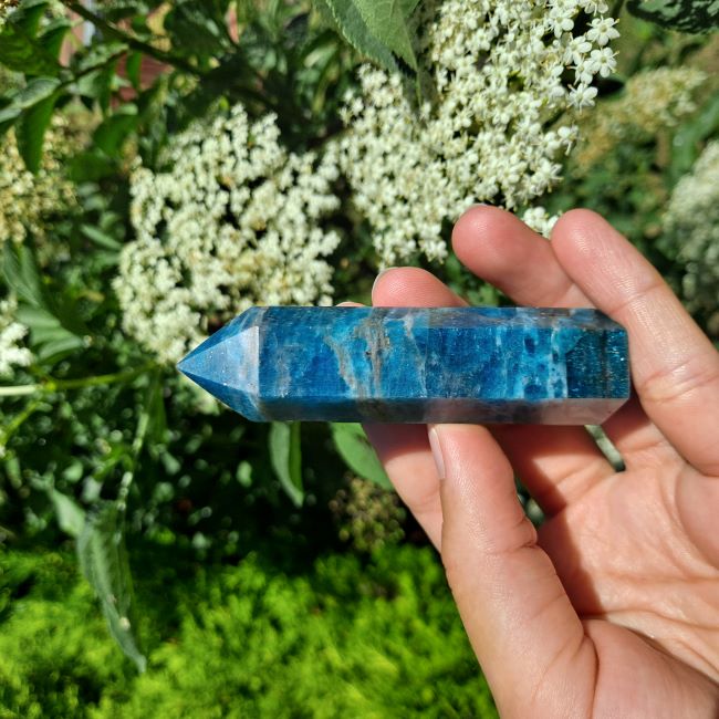 Dumi's Crystals Blue Apatite Tower. Featuring stunning shades of blue and intricate patterns, this crystal promotes communication, creativity, and self-expression.