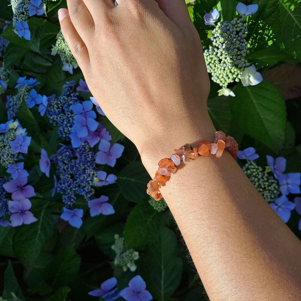 Dumi's Crystals Carnelian Chip Bracelet 7inch for Vitality & Inspiration. Multi-coloured Carnelian chip bracelet promotes creativity, confidence & success.