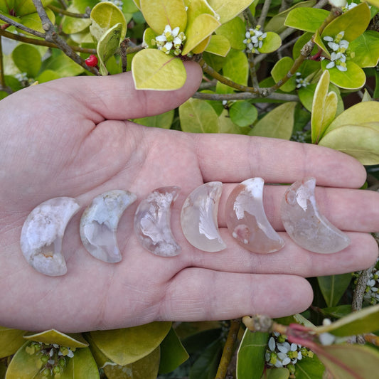 Celestial Tranquility: Dumi's Crystals Flower Agate Moon Carving (3cm x 1.5cm) promotes calmness & emotional well-being. A symbol of new beginnings.