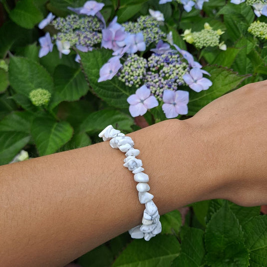 Dumi's Crystals | Howlite Chip Stretch Bracelet (7 Inch) | Showcasing the calming cascade of Howlite chips on a wrist. This bracelet offers a unique texture and calming white hues. Howlite, known as the "stone of calmness," promotes peace, mental clarity, and emotional balance.