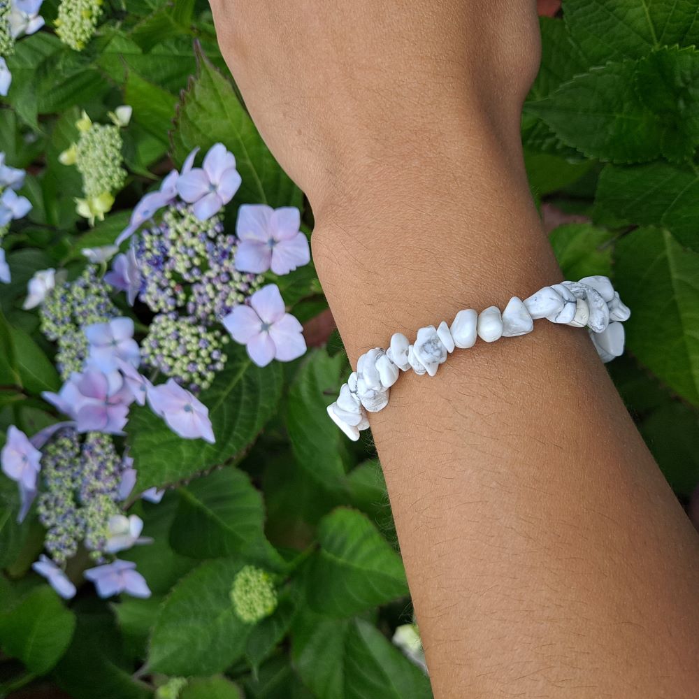 Dumi's Crystals | Howlite Chip Stretch Bracelet (7 Inch) | Showcasing the calming cascade of Howlite chips on a wrist. This bracelet offers a unique texture and calming white hues. Howlite, known as the "stone of calmness," promotes peace, mental clarity, and emotional balance.