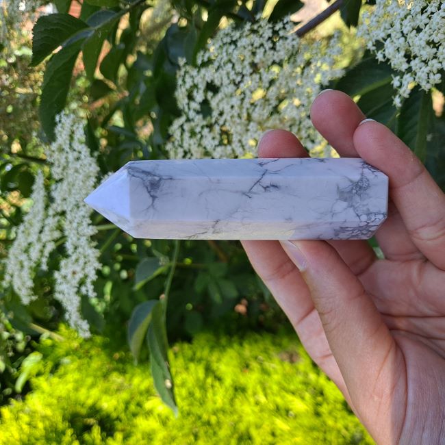 Dumi's Crystals | Howlite Tower (6-9cm) | A close-up view of a captivating Howlite Tower (6-9cm).