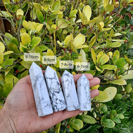 Dumi's Crystals | Howlite Towers (6-9cm) | A collection of calming Howlite Towers (6-9cm) in various sizes (6-7cm, 7-8cm, 8-9cm). Howlite is believed to promote peace, serenity, and spiritual awareness. Choose the perfect size for your needs!