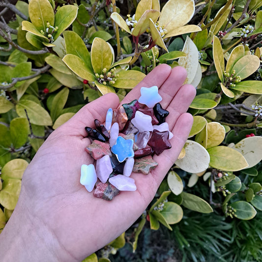 Dumi's Crystals Surprise Crystal Star Carvings (Amethyst, Clear Quartz, Aventurine, Jasper & More!) - Discover your cosmic connection! Each unique star (2cm approx.) brings celestial magic.